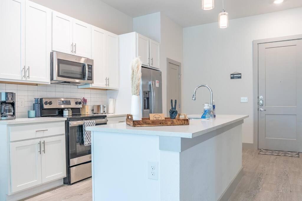 Beautiful Riverwalk Apt With Full Amenities, King Bed & Free Parking San Antonio Exteriör bild