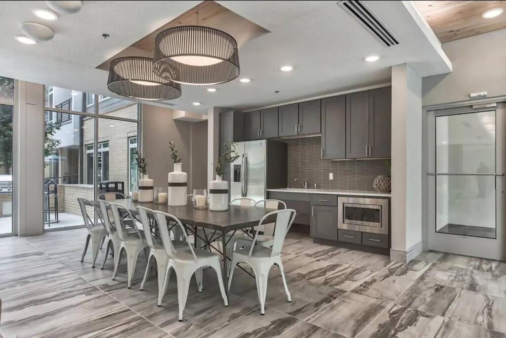 Beautiful Riverwalk Apt With Full Amenities, King Bed & Free Parking San Antonio Exteriör bild