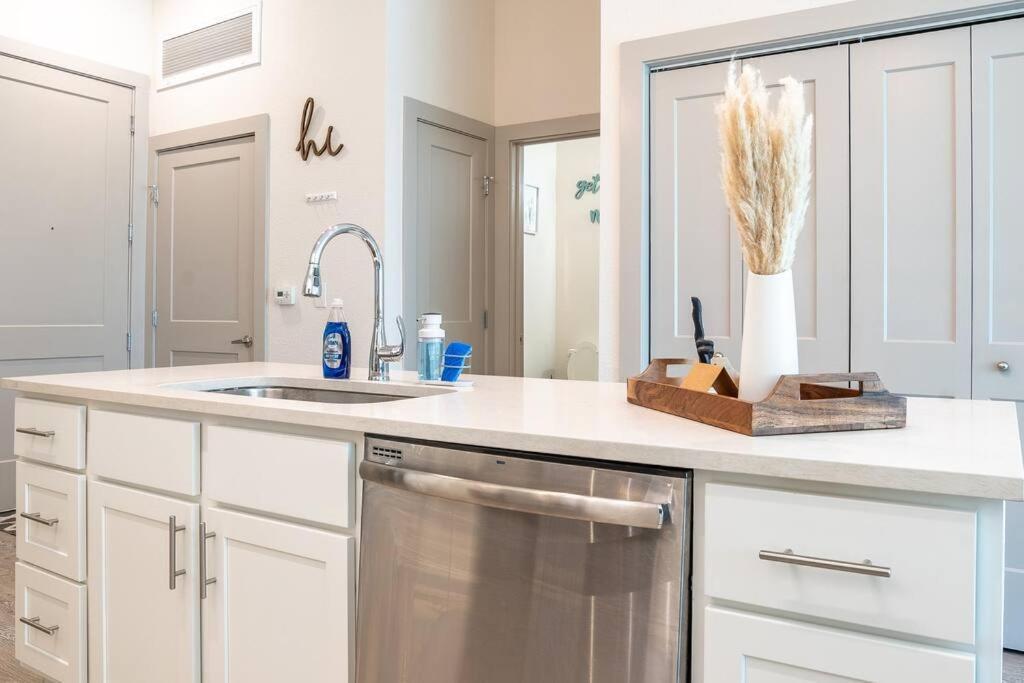 Beautiful Riverwalk Apt With Full Amenities, King Bed & Free Parking San Antonio Exteriör bild