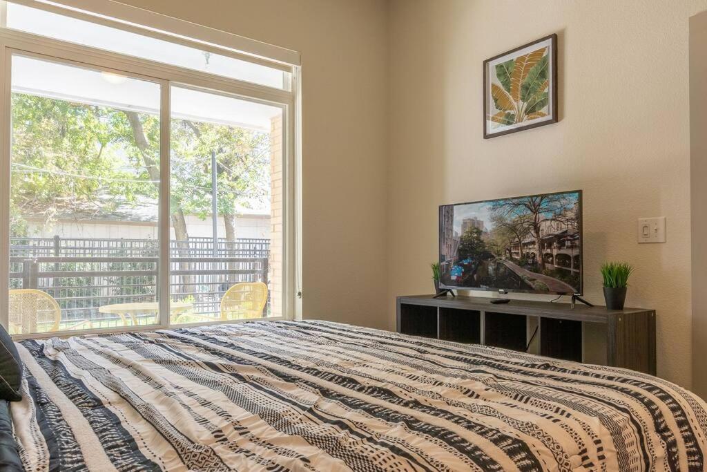 Beautiful Riverwalk Apt With Full Amenities, King Bed & Free Parking San Antonio Exteriör bild