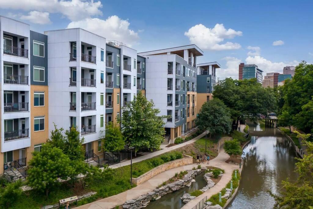 Beautiful Riverwalk Apt With Full Amenities, King Bed & Free Parking San Antonio Exteriör bild