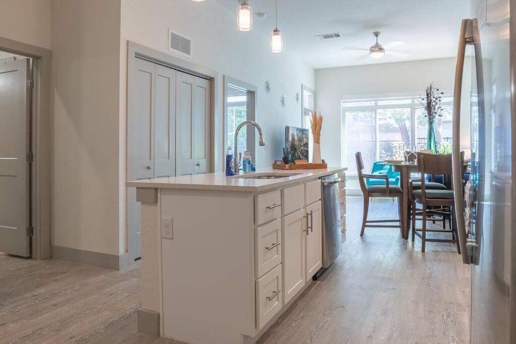 Beautiful Riverwalk Apt With Full Amenities, King Bed & Free Parking San Antonio Exteriör bild